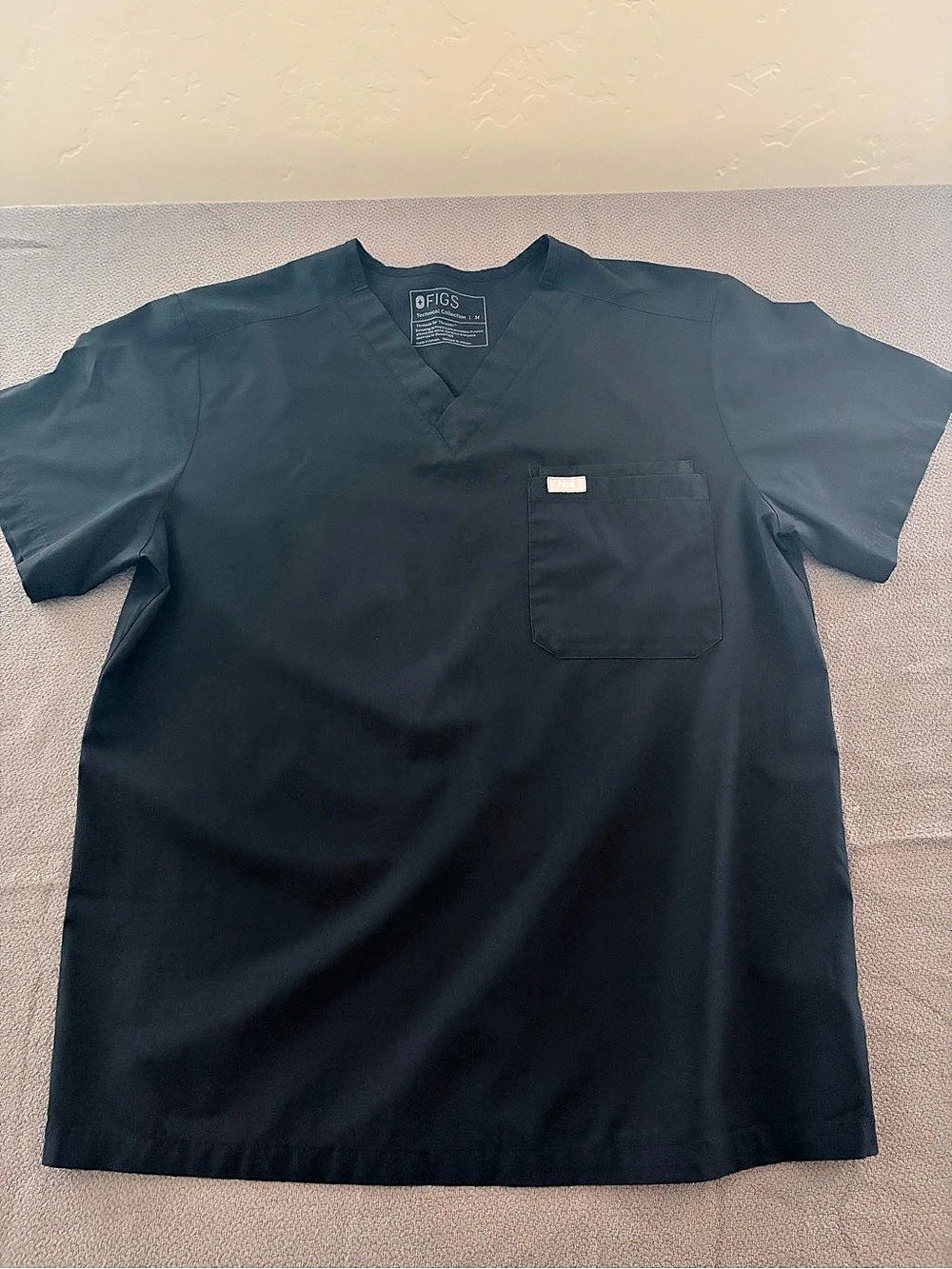 FIGS Chisec Three-Pocket Scrub Top V-Neck Black Medium